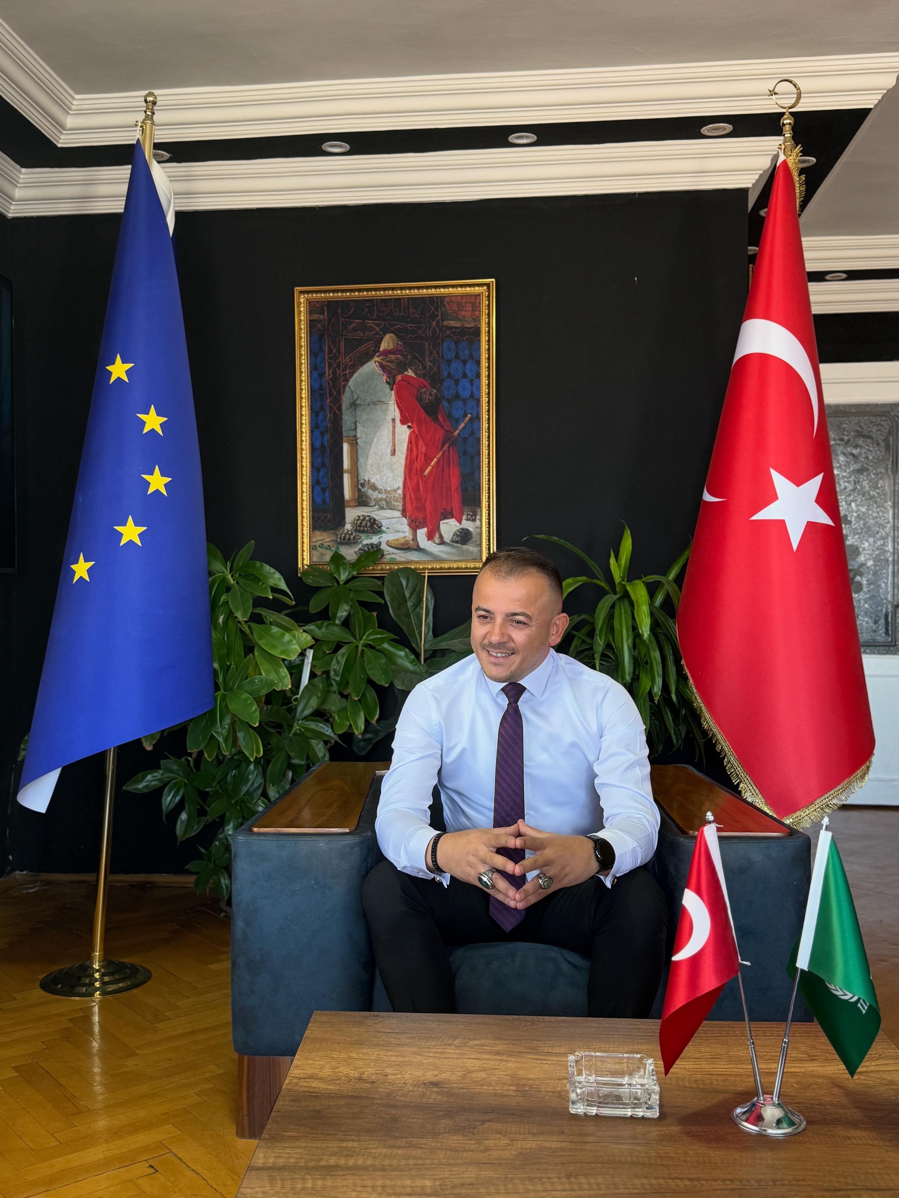 İlker Kara ofis ortamında